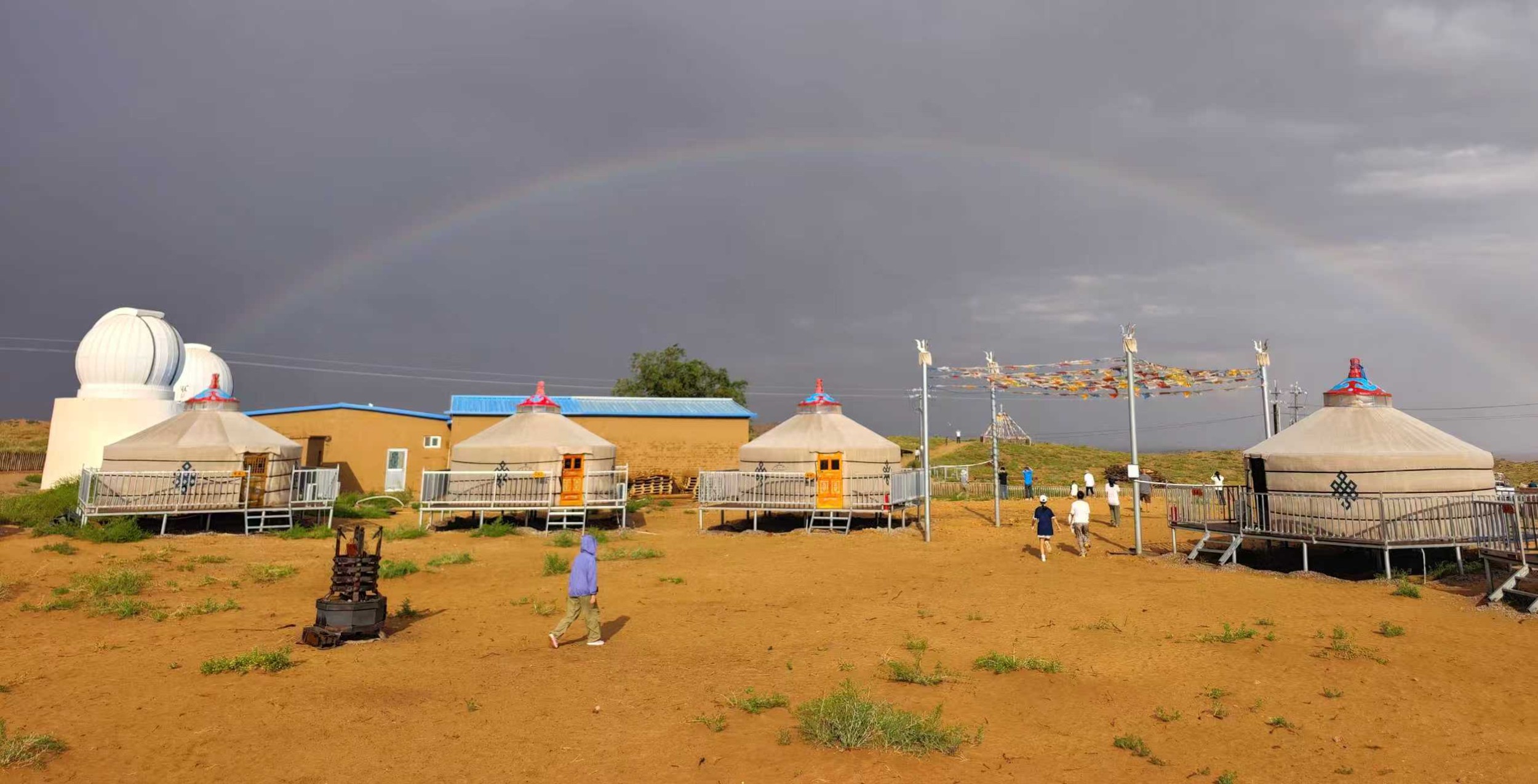 腾格里沙漠生态假期升级家庭住宿蒙古包项目