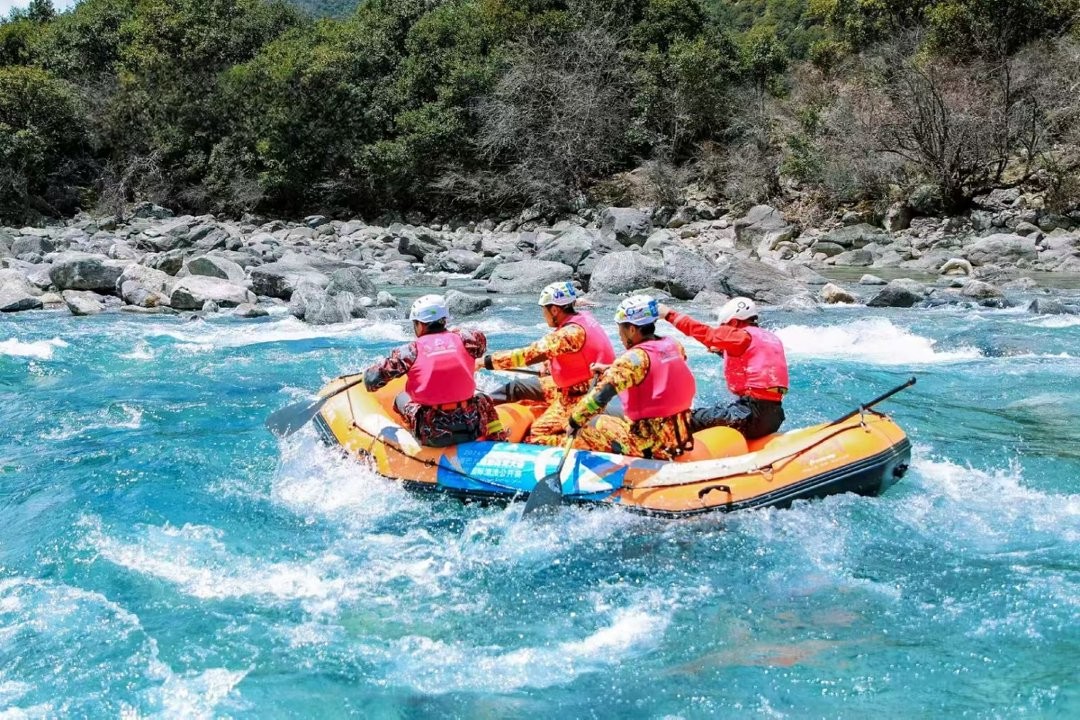  巴松措圣湖雪浪生态共生之旅